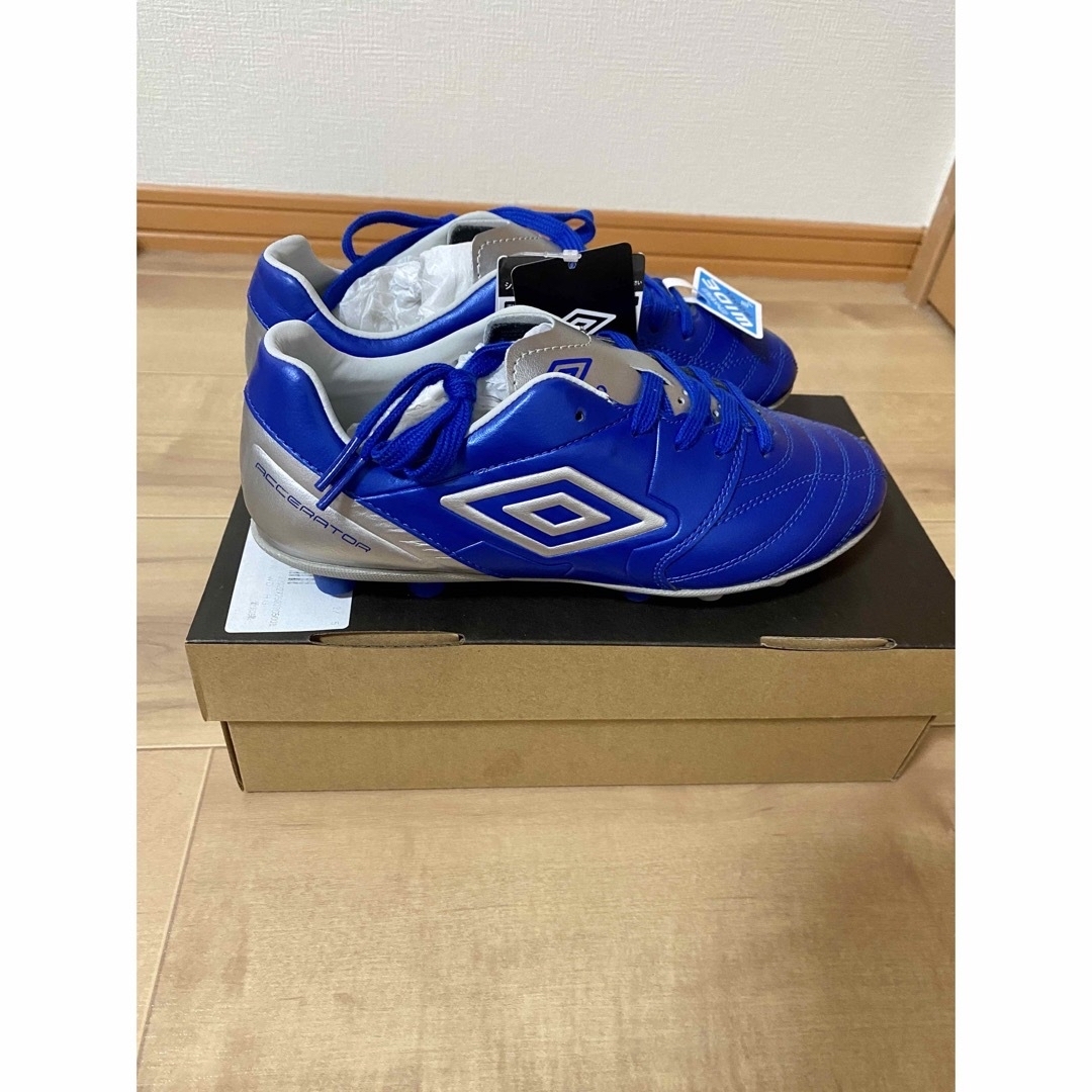 UMBRO(アンブロ)の未使用　タグ付き　アンブロ　サッカー　スパイク　23.5cm スポーツ/アウトドアのサッカー/フットサル(シューズ)の商品写真