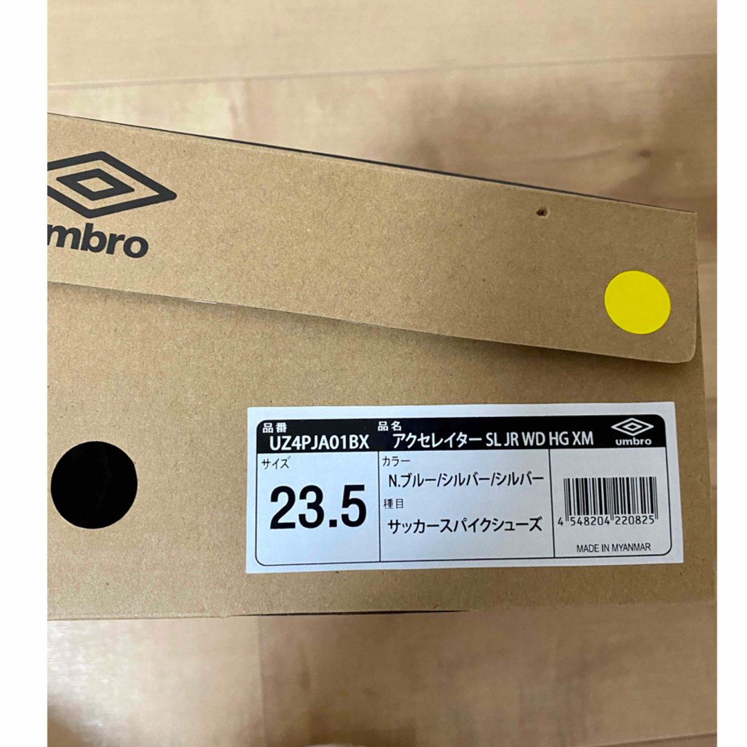 UMBRO(アンブロ)の未使用　タグ付き　アンブロ　サッカー　スパイク　23.5cm スポーツ/アウトドアのサッカー/フットサル(シューズ)の商品写真