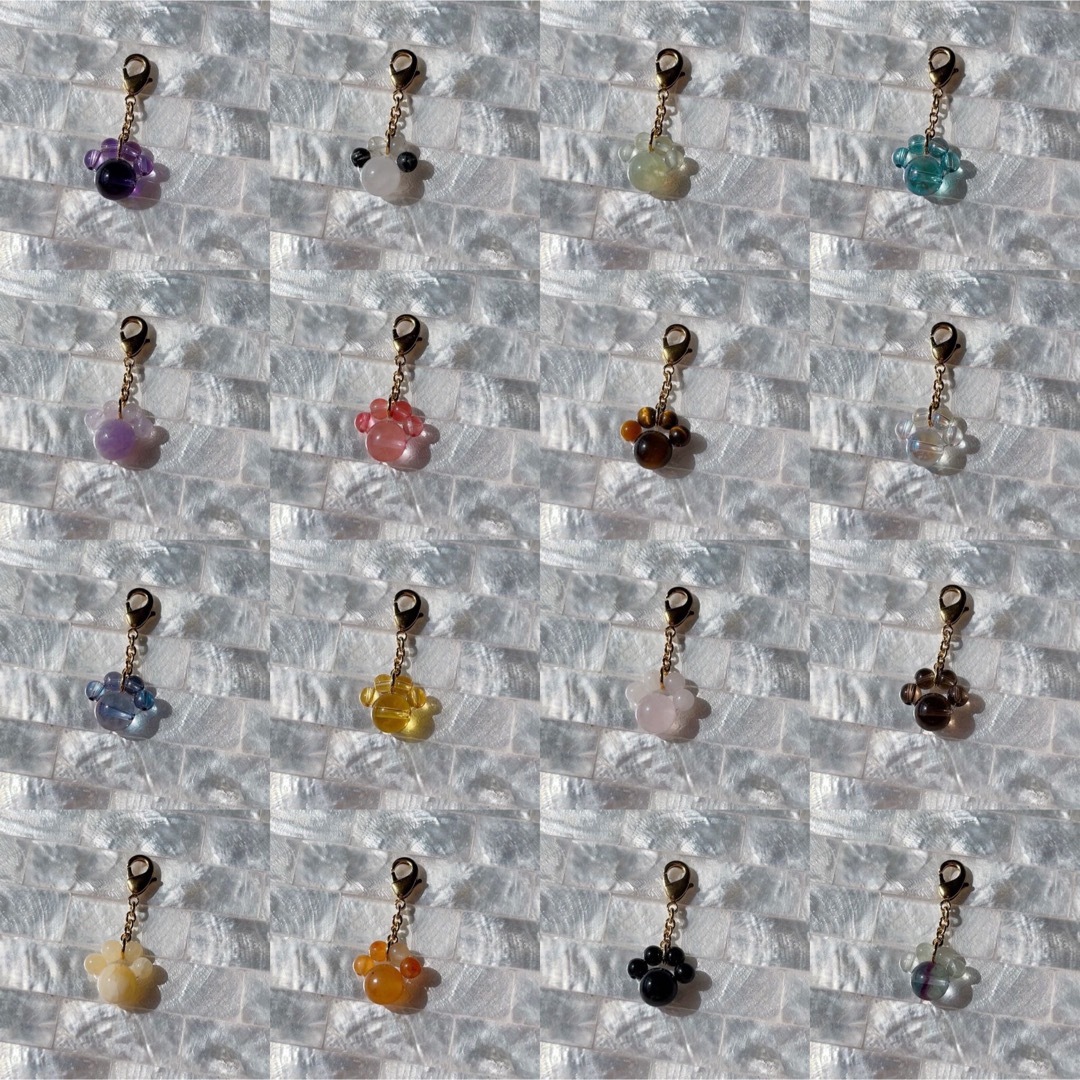 ポーチなどに付けるだけで注目される🐾選べる肉球チャーム天然石全16種類 ハンドメイドのアクセサリー(チャーム)の商品写真