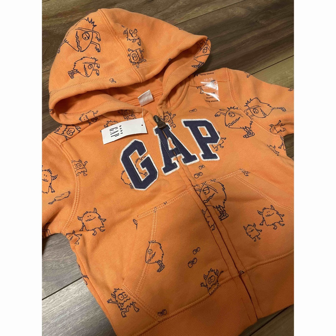 babyGAP(ベビーギャップ)のGAP オレンジパーカー　80cm キッズ/ベビー/マタニティのベビー服(~85cm)(ジャケット/コート)の商品写真