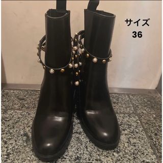 ザラ(ZARA)のZARA パールディテール付きブロックヒールアンクルブーツ(ブーツ)