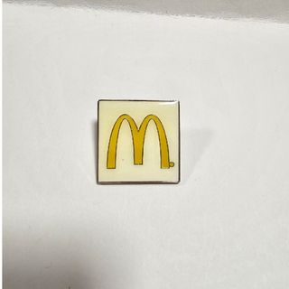 マクドナルド(マクドナルド)のチョブロボロボ様専用　マクドナルド ピンバッチ 白×黄ロゴ 激レア！(その他)