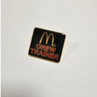 マクドナルド(マクドナルド)のマクドナルド CREW  TRAINER  黒×黄赤ロゴ ピンバッチ 激レア！(その他)