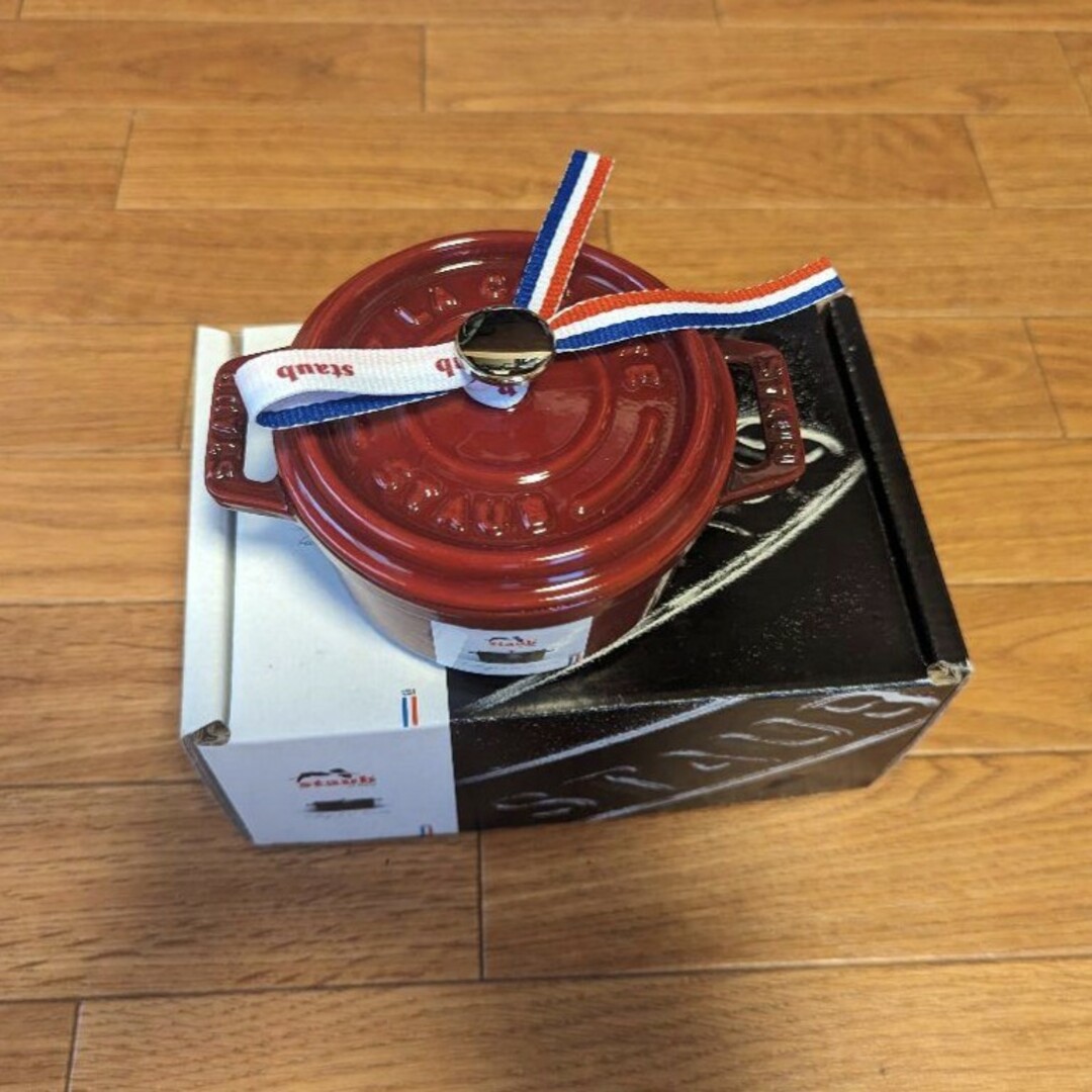 STAUB(ストウブ)のストウブ　ココットラウンド10cm チェリーレッド インテリア/住まい/日用品のキッチン/食器(鍋/フライパン)の商品写真