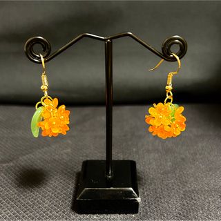 金木犀のピアス　ハンドメイド　レジン　プラ板(ピアス)