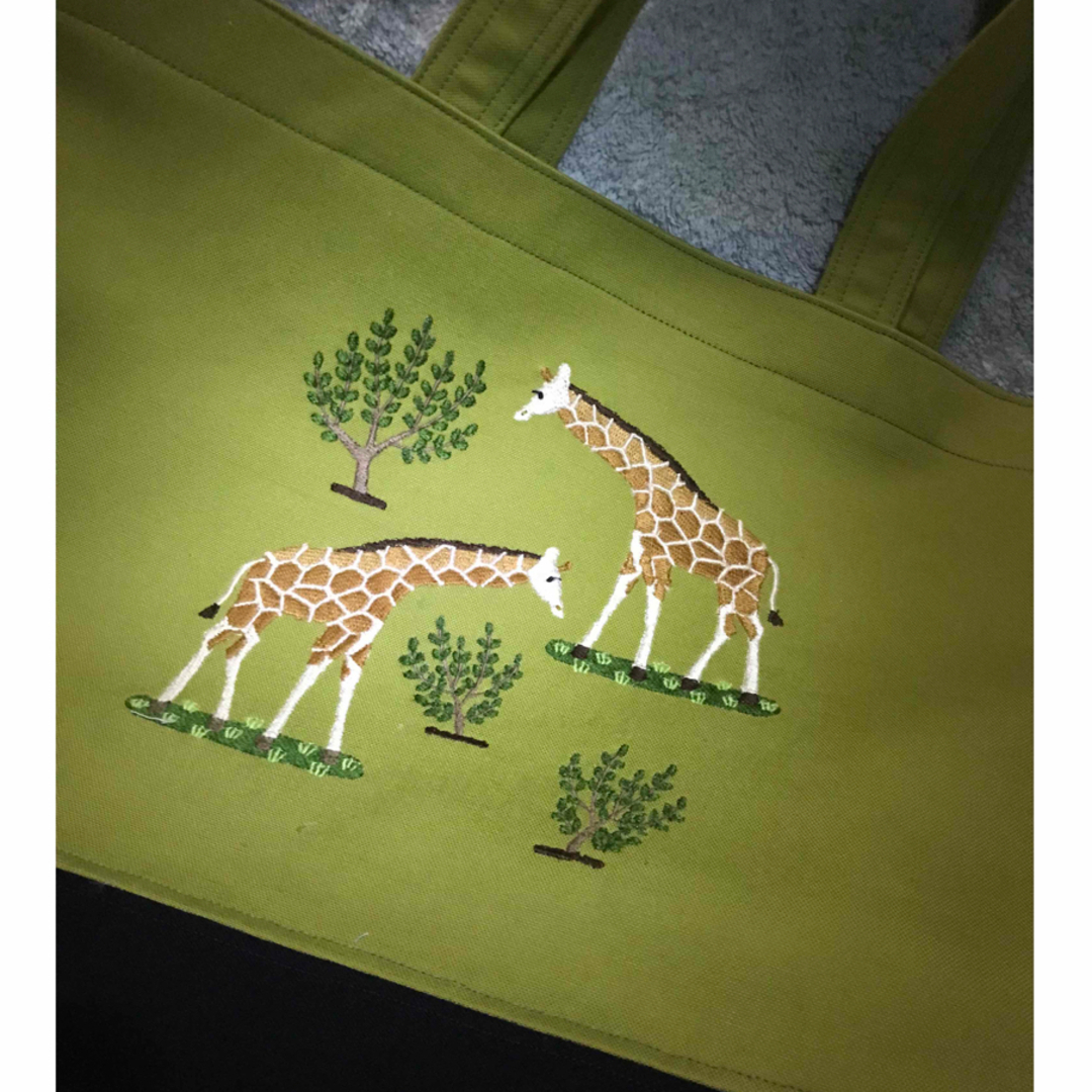 アフリカGiraffe of savanna サバンナのキリン 刺繍のトートバッグ