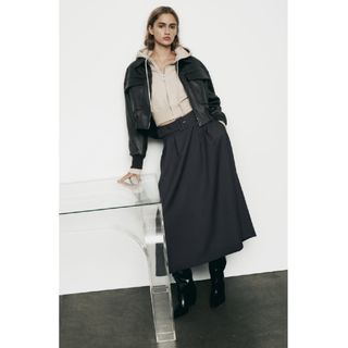 ザラ(ZARA)の新品！未使用！紙タグ付！♥️ZARA♥️ベルトケープスカート。Ｓ。(ロングスカート)