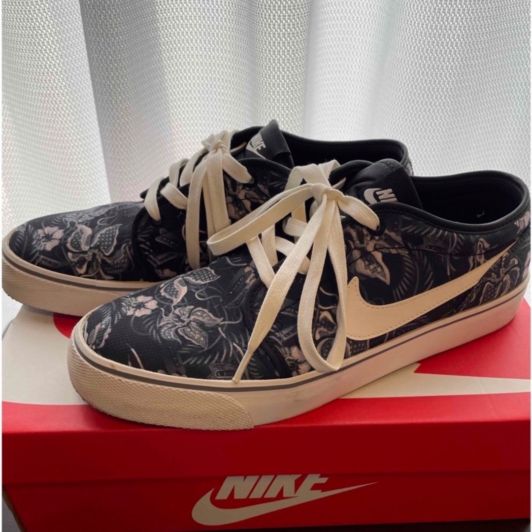 NIKE(ナイキ)のNIKE  TOKI LOW TXT PRINT黒/グレー メンズの靴/シューズ(スニーカー)の商品写真