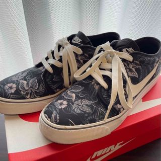 ナイキ(NIKE)のNIKE  TOKI LOW TXT PRINT黒/グレー(スニーカー)