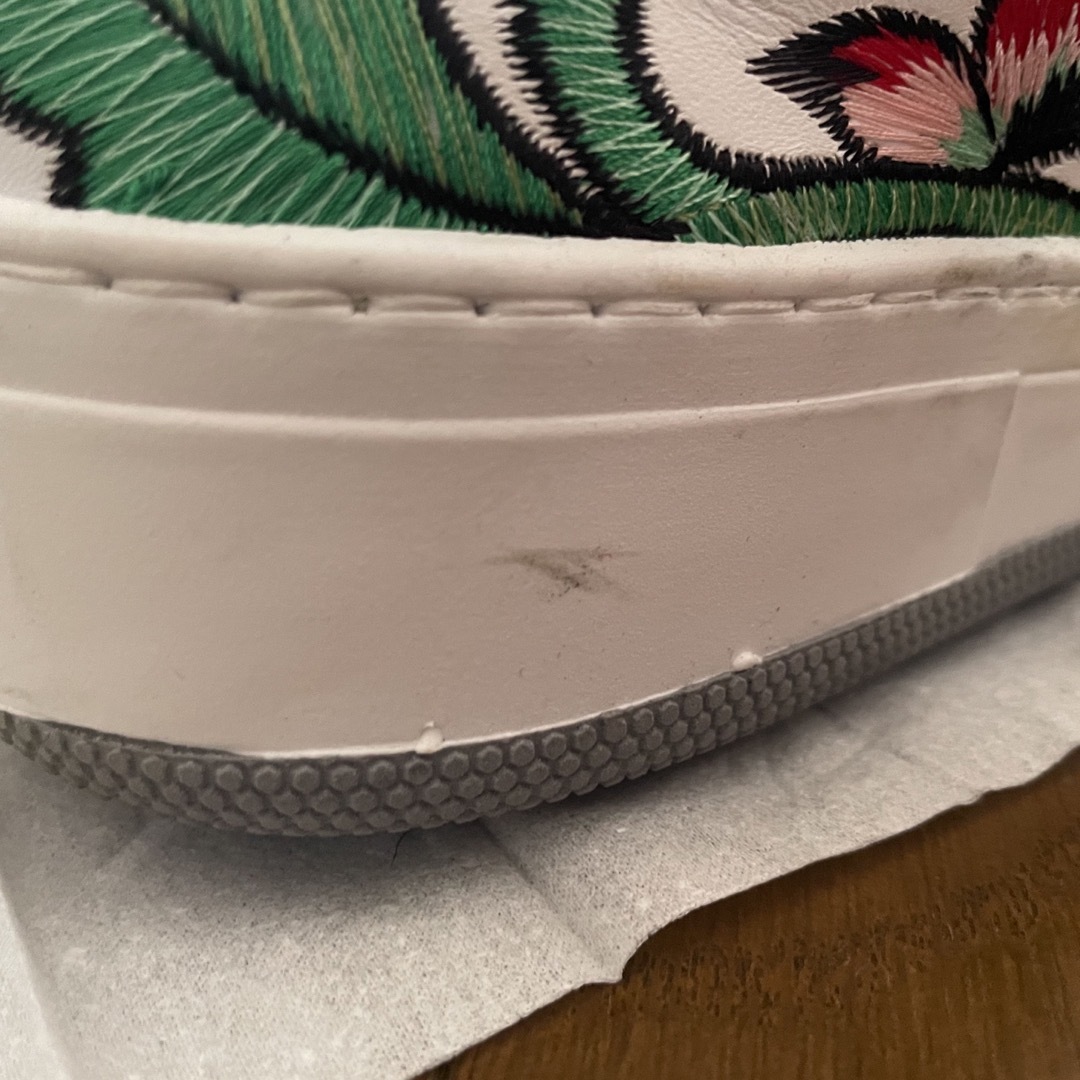 スニーカー　白　刺繍　レザー　グリッター　DOR 24センチ　 レディースの靴/シューズ(スニーカー)の商品写真
