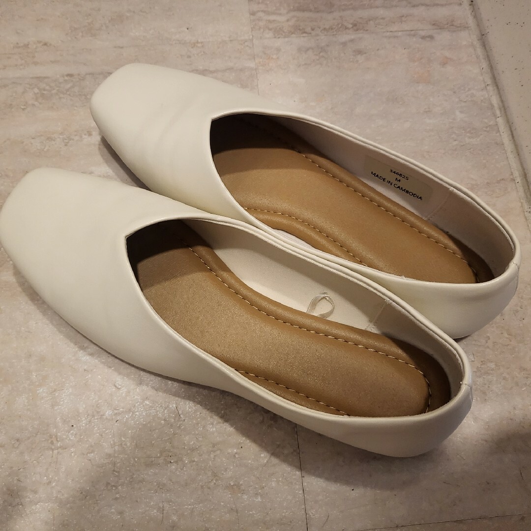 GU(ジーユー)のスクエアフラットシューズ ホワイト Mサイズ レディースの靴/シューズ(その他)の商品写真