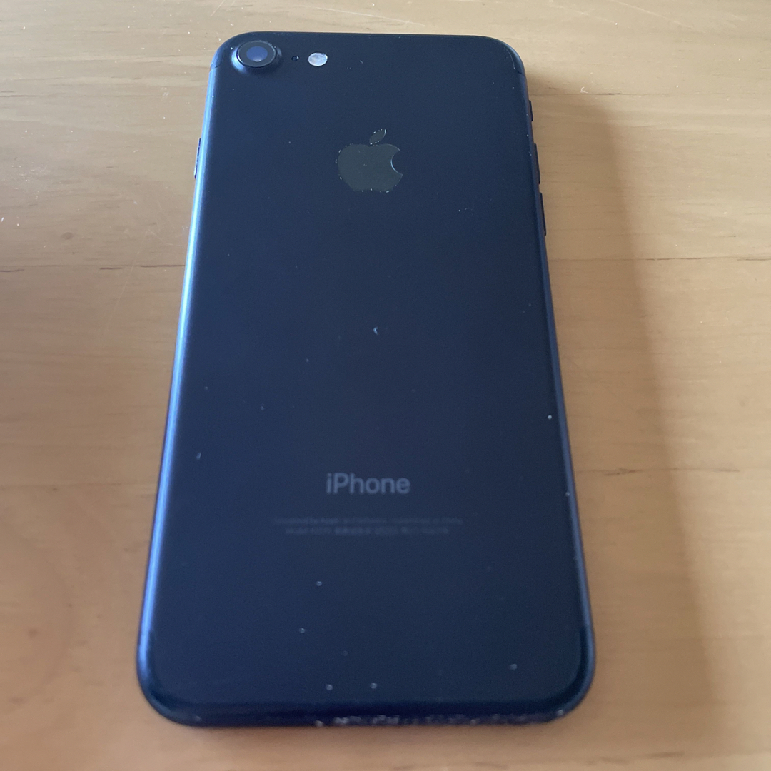 Apple(アップル)の彩様専用 iphone 7  b ブラック mnck2j/aバッテリー交換必要 スマホ/家電/カメラのスマートフォン/携帯電話(スマートフォン本体)の商品写真