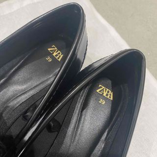 ZARA - 1回のみ使用 ZARA 39 フラットローファーメタルディテールの