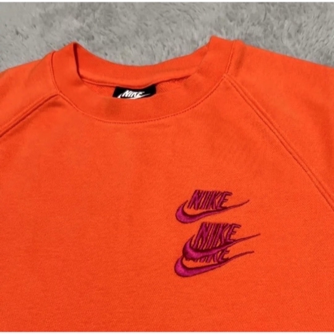 NIKE(ナイキ)の🍊《豪華刺繍入り 》 NIKE トレーナー　M   オレンジ メンズのトップス(Tシャツ/カットソー(七分/長袖))の商品写真