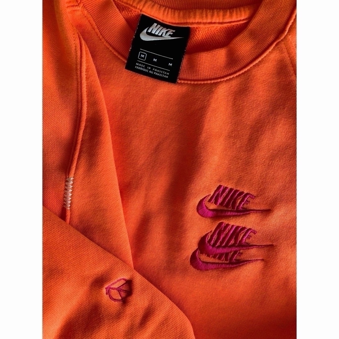NIKE(ナイキ)の🍊《豪華刺繍入り 》 NIKE トレーナー　M   オレンジ メンズのトップス(Tシャツ/カットソー(七分/長袖))の商品写真