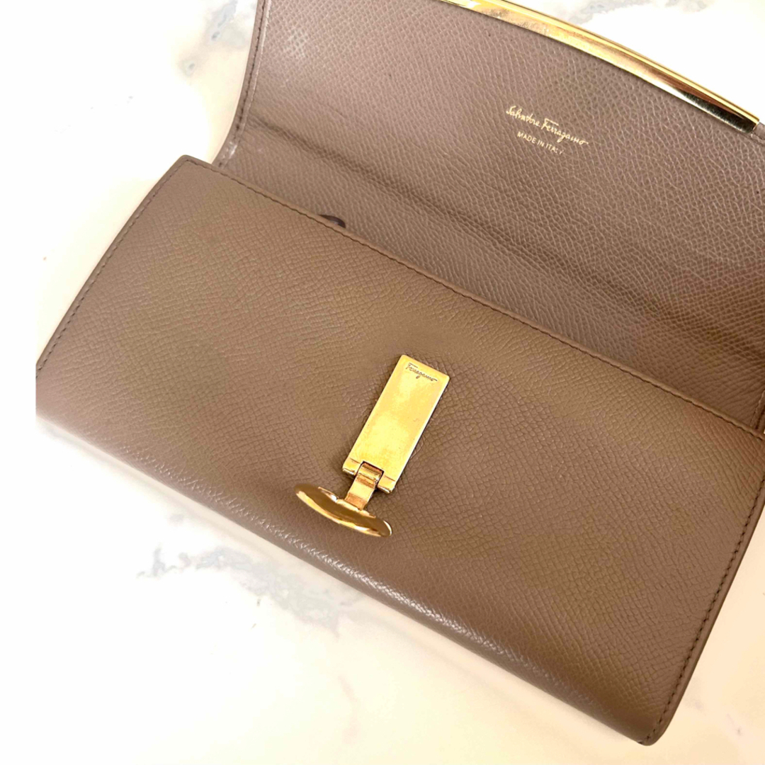 Salvatore Ferragamo(サルヴァトーレフェラガモ)のFerragamo 長財布 ガンチーニクロージャー クリップ レディースのファッション小物(財布)の商品写真