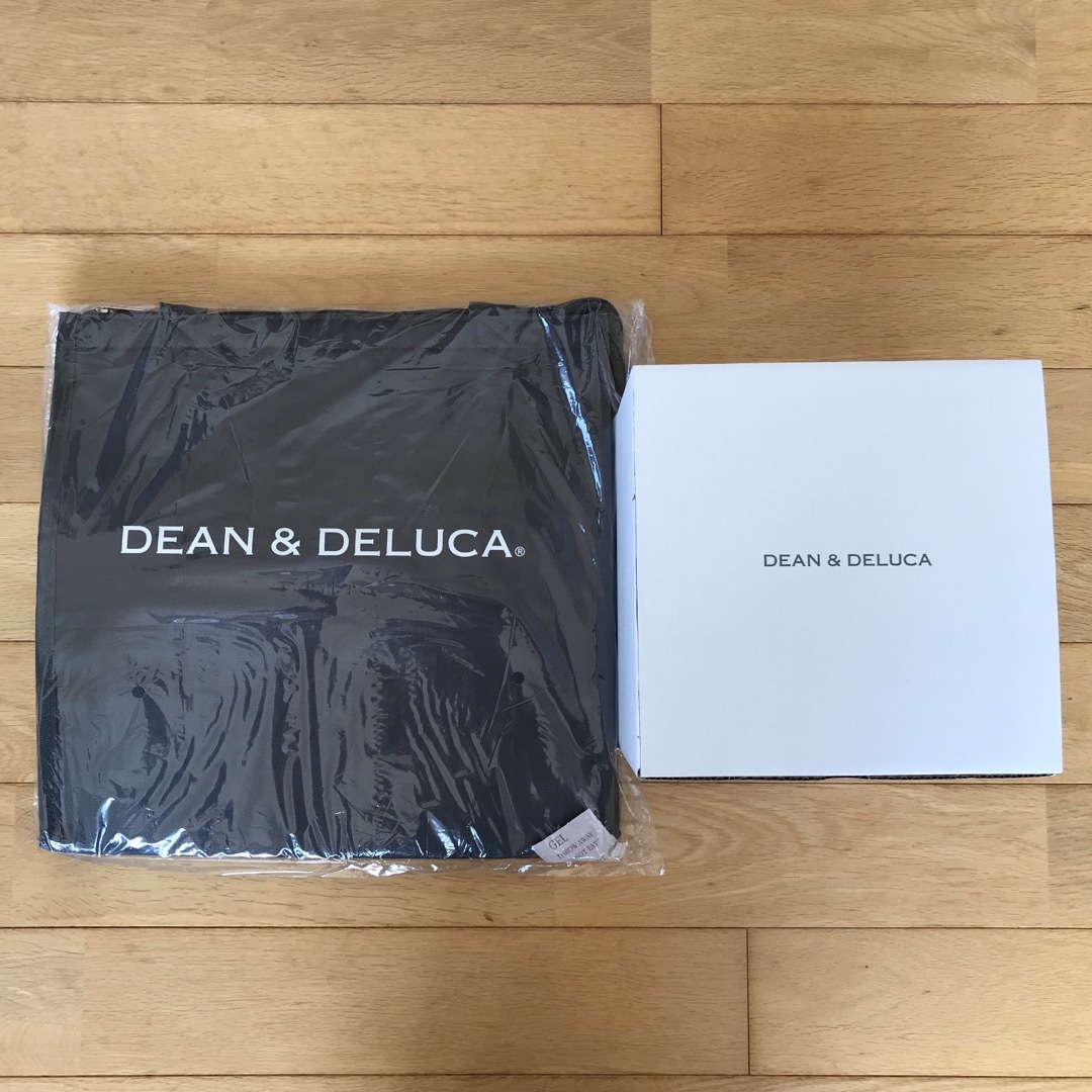 DEAN & DELUCA(ディーンアンドデルーカ)の【新品】DEAN & DELUCA 三段重大とクーラーバッグ グレーL セット インテリア/住まい/日用品のキッチン/食器(弁当用品)の商品写真