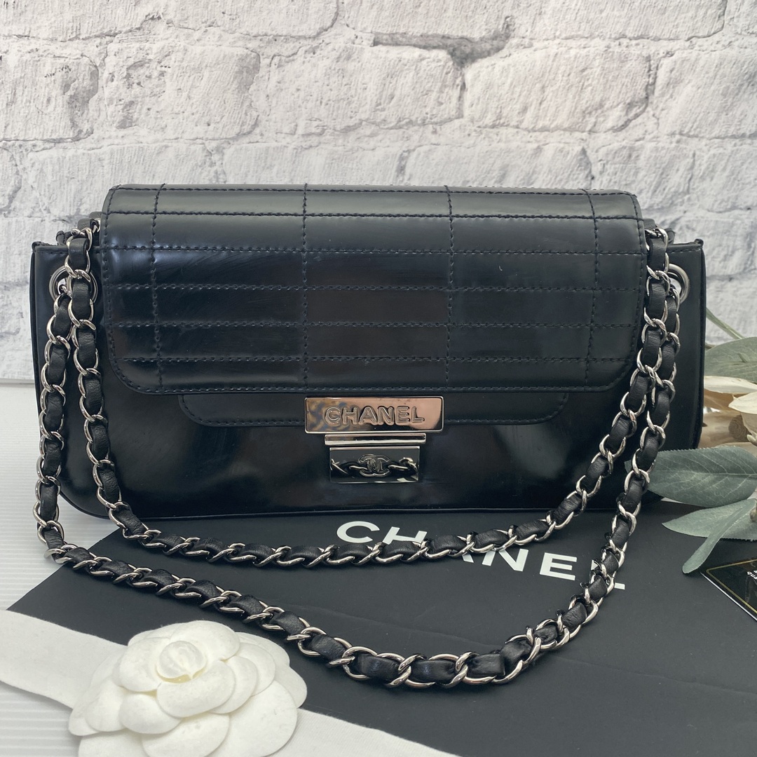 CHANEL - 美品☆シャネル カーフ チェーンショルダー バッグ☆A-0786の ...