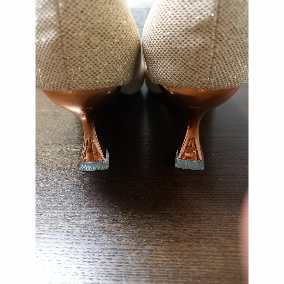 新品♪　パーティ用パンプス　ゴールドラメ　25㎝ レディースの靴/シューズ(ハイヒール/パンプス)の商品写真