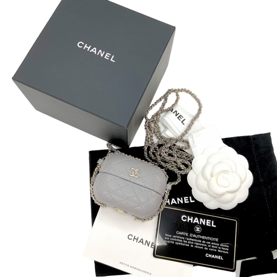 CHANEL(シャネル)のシャネル CHANEL airpodsケース チャーム ケース ラムスキン ココマーク マトラッセ チェーン グレー レディースのアクセサリー(チャーム)の商品写真