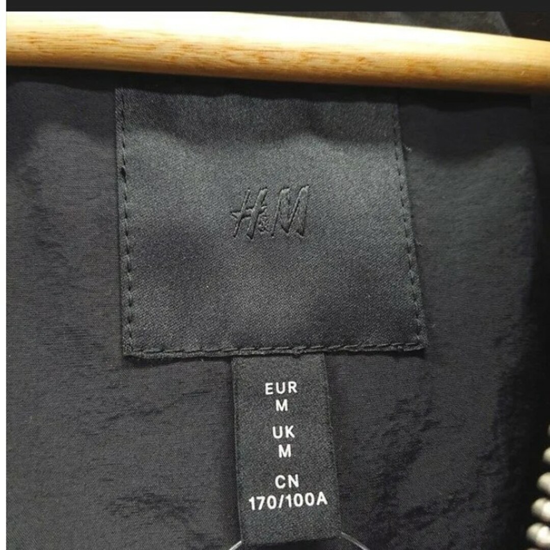 H&M(エイチアンドエム)の現行モデル: H&M MA-1中綿ジップアップジャケット メンズのジャケット/アウター(フライトジャケット)の商品写真