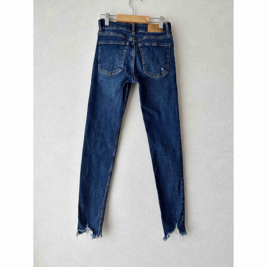 Bershka(ベルシュカ)の美品　デニム　denim  細見え　ベルシュカ ダメージ加工有り　スキニーデニム レディースのパンツ(デニム/ジーンズ)の商品写真