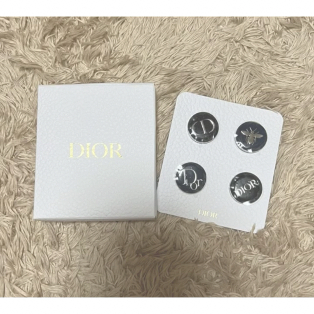 Dior(ディオール)のDior シルバー会員特典バッジ エンタメ/ホビーのアニメグッズ(バッジ/ピンバッジ)の商品写真