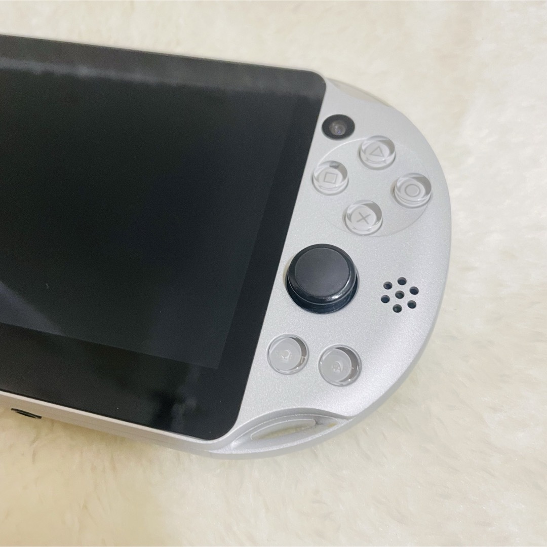 PlayStation Vita(プレイステーションヴィータ)の【新品同様品】PSV PCH-2000 Wi-Fiモデル ZA25 シルバー エンタメ/ホビーのゲームソフト/ゲーム機本体(携帯用ゲーム機本体)の商品写真