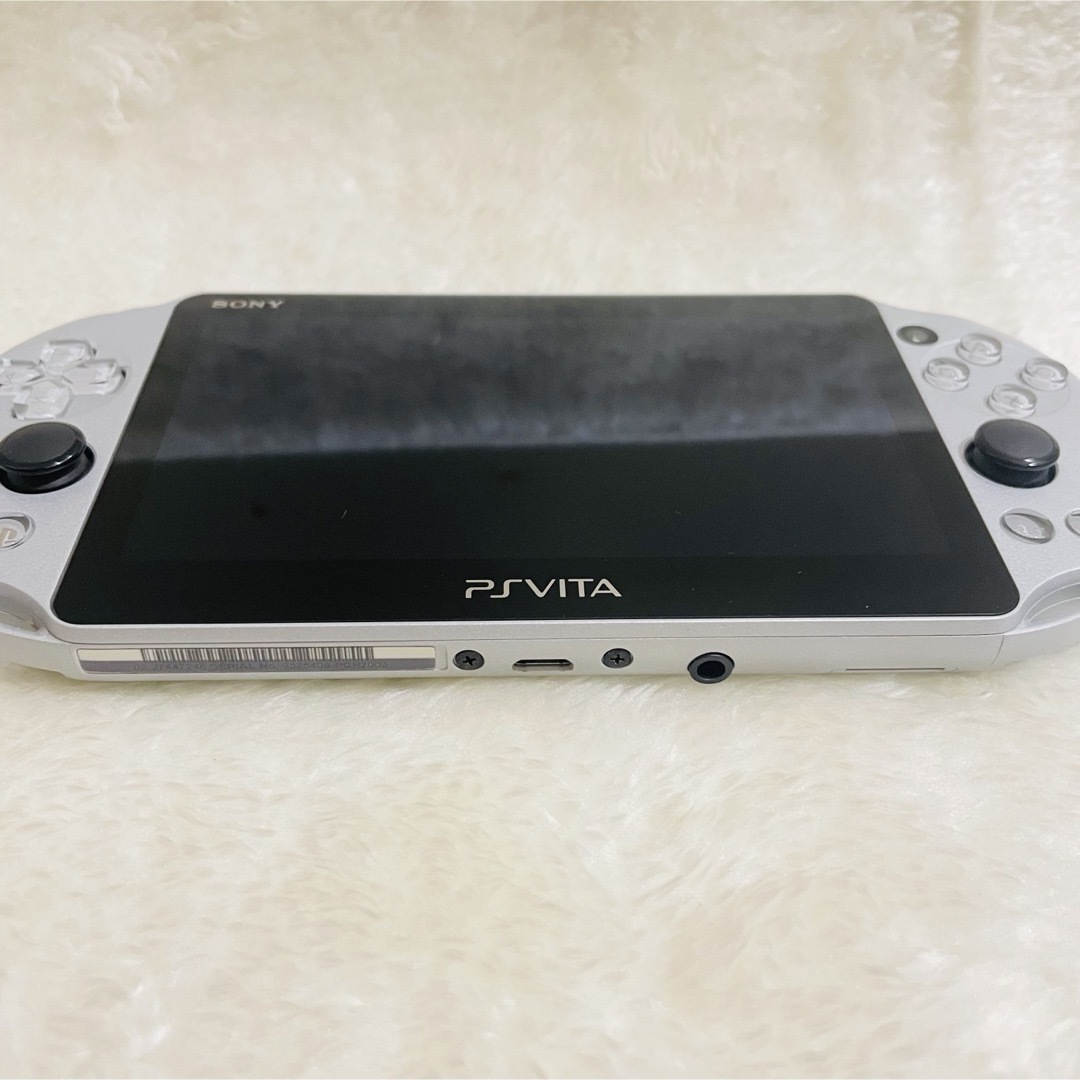 PlayStation Vita(プレイステーションヴィータ)の【新品同様品】PSV PCH-2000 Wi-Fiモデル ZA25 シルバー エンタメ/ホビーのゲームソフト/ゲーム機本体(携帯用ゲーム機本体)の商品写真