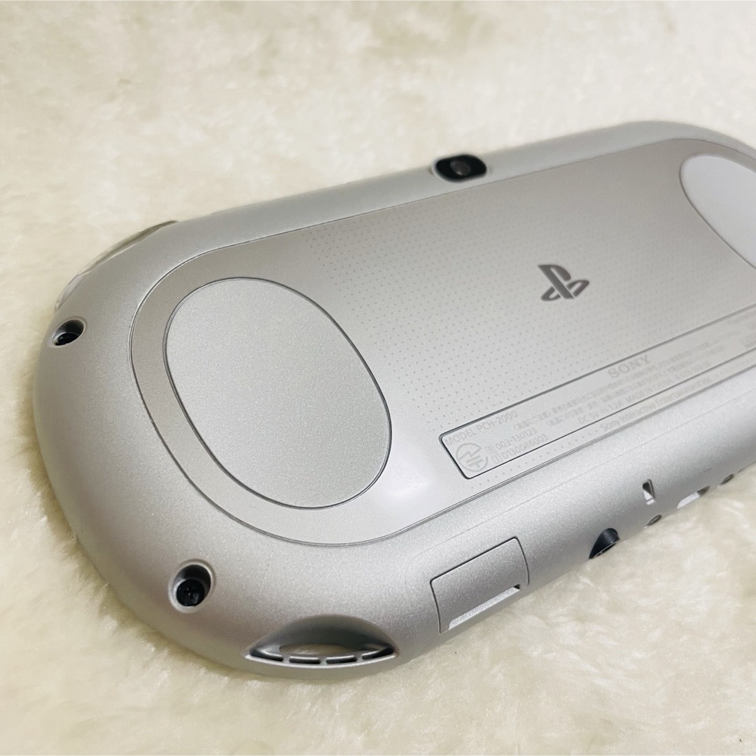 PlayStation Vita(プレイステーションヴィータ)の【新品同様品】PSV PCH-2000 Wi-Fiモデル ZA25 シルバー エンタメ/ホビーのゲームソフト/ゲーム機本体(携帯用ゲーム機本体)の商品写真