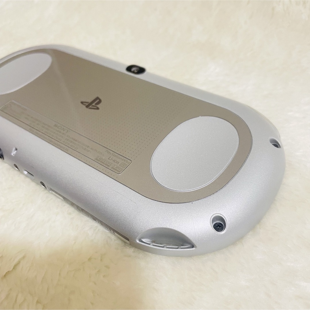 PlayStation Vita(プレイステーションヴィータ)の【新品同様品】PSV PCH-2000 Wi-Fiモデル ZA25 シルバー エンタメ/ホビーのゲームソフト/ゲーム機本体(携帯用ゲーム機本体)の商品写真