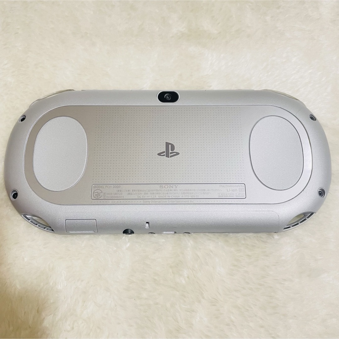 PlayStation Vita(プレイステーションヴィータ)の【新品同様品】PSV PCH-2000 Wi-Fiモデル ZA25 シルバー エンタメ/ホビーのゲームソフト/ゲーム機本体(携帯用ゲーム機本体)の商品写真