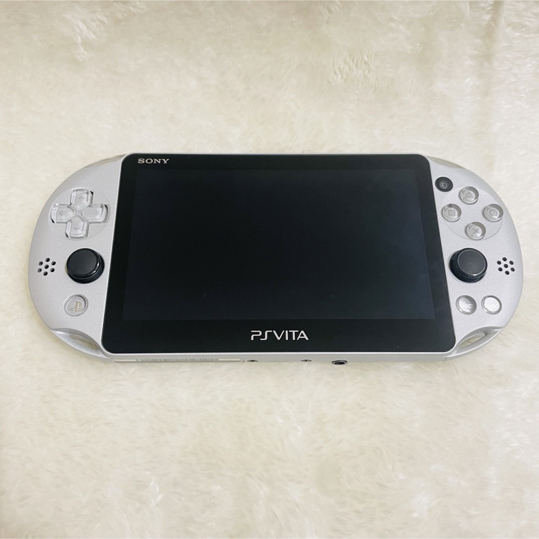 PlayStation Vita(プレイステーションヴィータ)の【新品同様品】PSV PCH-2000 Wi-Fiモデル ZA25 シルバー エンタメ/ホビーのゲームソフト/ゲーム機本体(携帯用ゲーム機本体)の商品写真