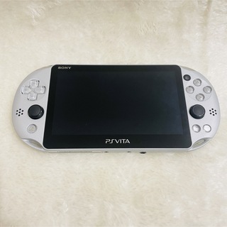 プレイステーションヴィータ(PlayStation Vita)の【新品同様品】PSV PCH-2000 Wi-Fiモデル ZA25 シルバー(携帯用ゲーム機本体)
