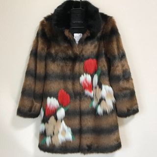 ザラ(ZARA)の【新品】ZARAのフェイクファー ボーダー×花柄コート サイズS(毛皮/ファーコート)