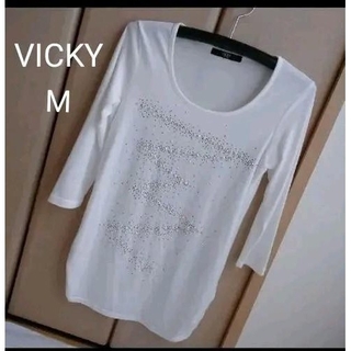 ビッキー(VICKY)の♥️売り切りセール♥️【VICKY】２ フロントビジュー トップス 手洗い可(Tシャツ(長袖/七分))