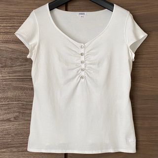 フォクシー(FOXEY)のFOXEY ボタンデザインカットソー　ロゴ入り(カットソー(半袖/袖なし))