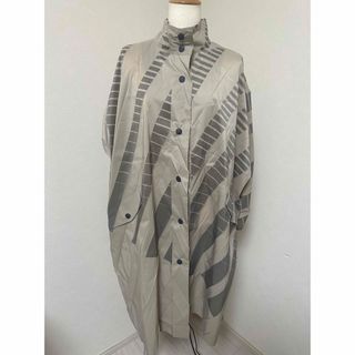 イッセイミヤケ(ISSEY MIYAKE)のイッセイミヤケ　スプリングコート未使用品（1445）(ロングコート)