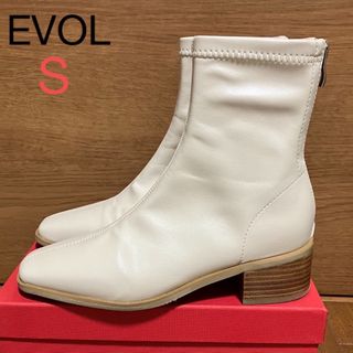 イーボル(EVOL)のEVOL イーボル ショートブーツ オフホワイト ストレッチ(ブーツ)