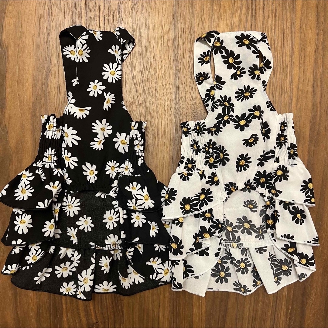 犬服 ビジューボタン花柄ワンピース 2着セットの通販 by Kiki's shop ...