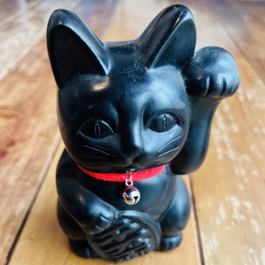 【美品】天然石　那智黒製　招き猫　福招き　縁起物　黒猫　ネコ 彫刻   ゴージャ インテリア/住まい/日用品のインテリア小物(置物)の商品写真