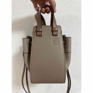 ロエベ(LOEWE)のLOEWE ロエベ ハンモック ドローストリングバッグ ミニ サンド 新品未使用(ショルダーバッグ)