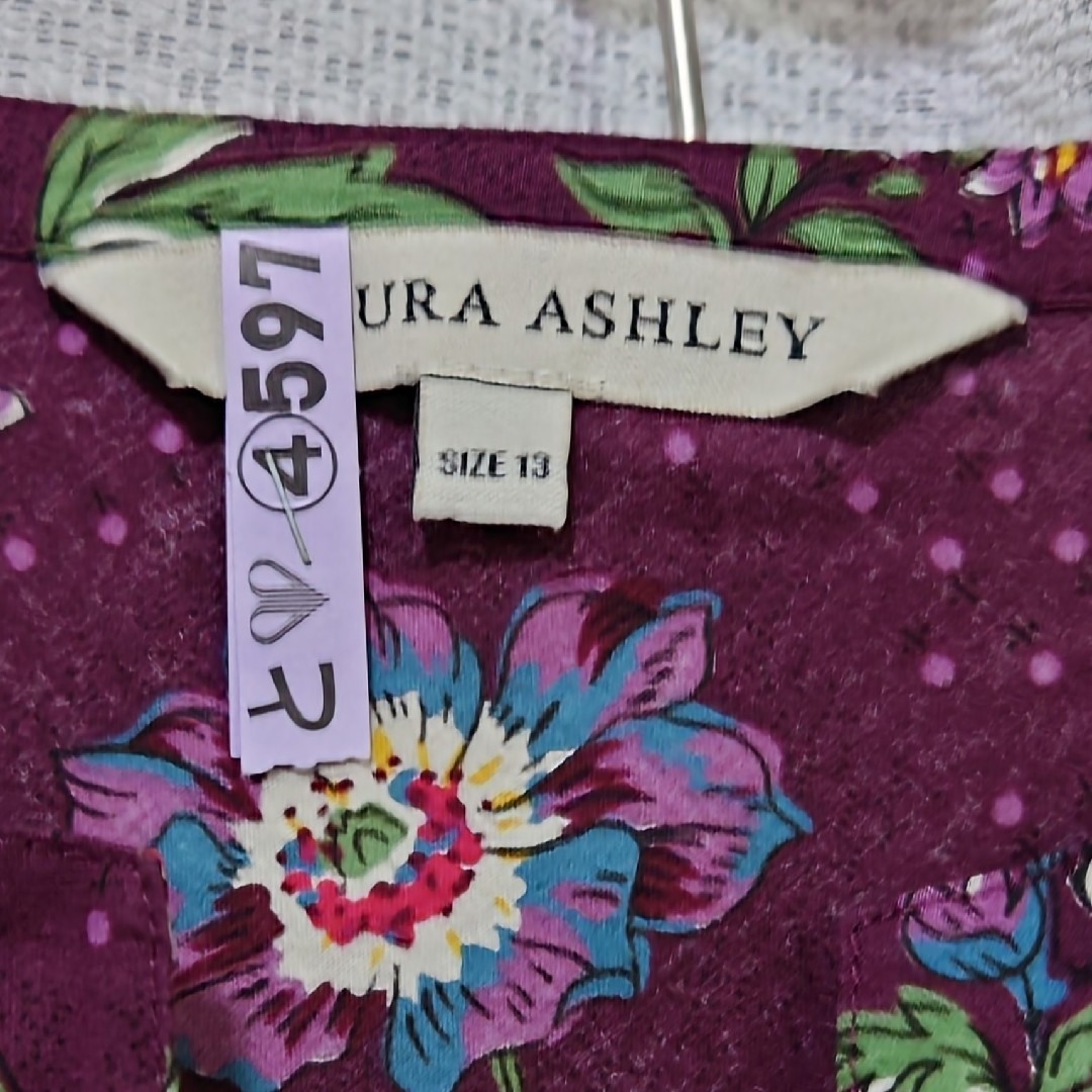 LAURA ASHLEY(ローラアシュレイ)のLauraAshley ローラアシュレイ 花柄ブラウス 長袖 紫 13号 レディースのトップス(シャツ/ブラウス(長袖/七分))の商品写真