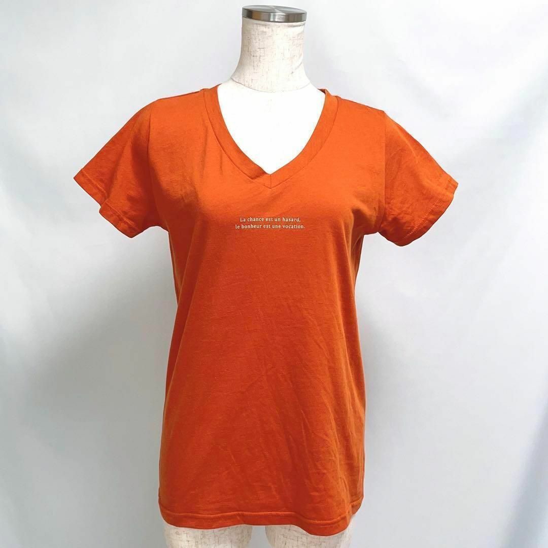 AZUL by moussy(アズールバイマウジー)のアズールバイマウジー コットンTシャツ Tシャツ Vネック オレンジ 英文字 レディースのトップス(Tシャツ(半袖/袖なし))の商品写真