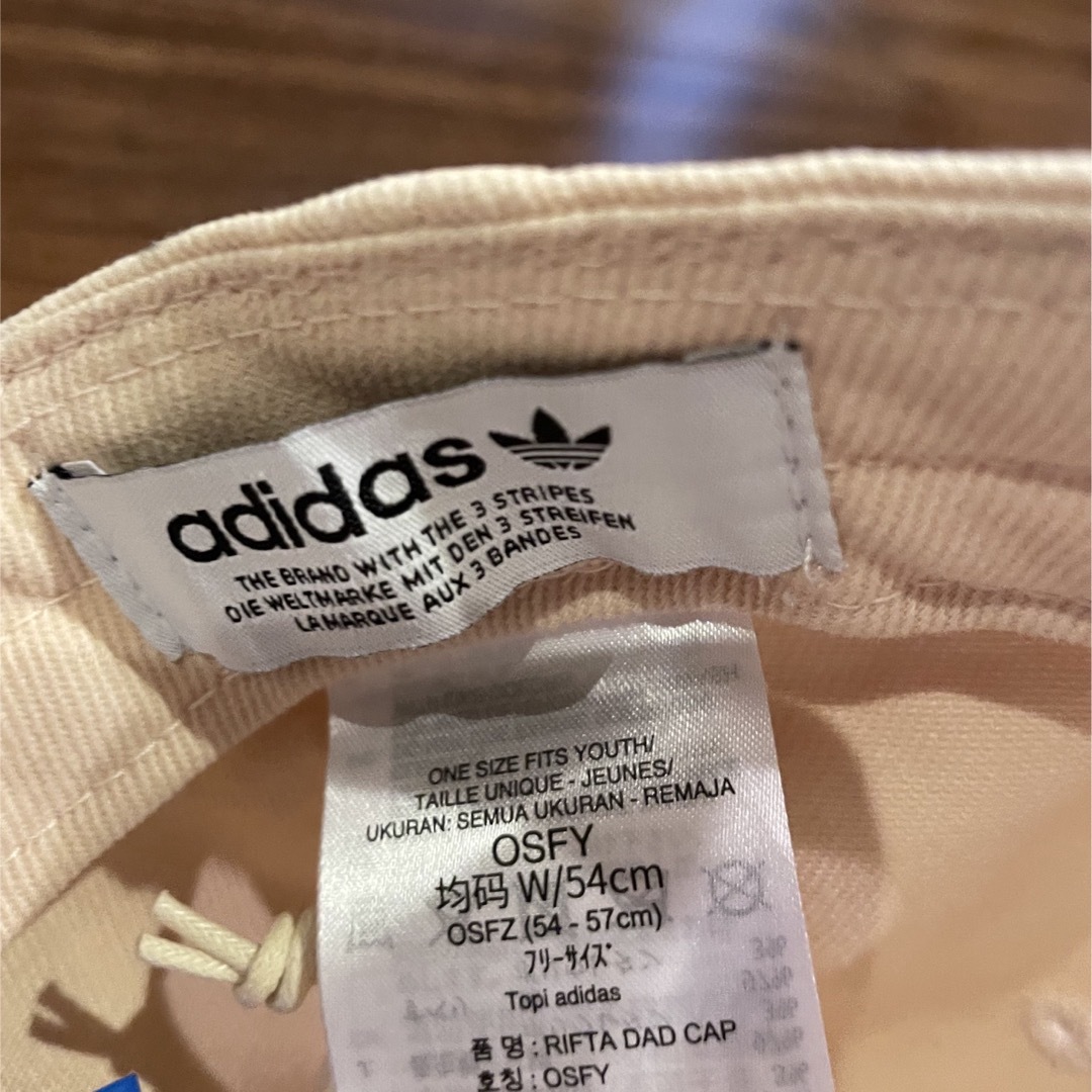 adidas(アディダス)の【新品未使用　タグ付き】adidas キャップ　ベージュ　 レディースの帽子(キャップ)の商品写真