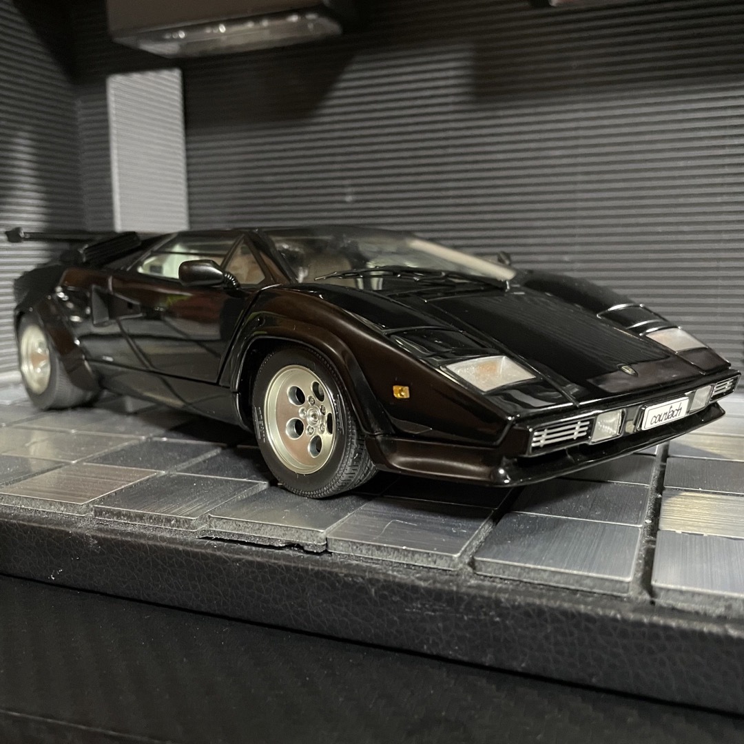 絶版未展示品 オートアート1/18ランボルギーニカウンタック5000S ブラックミニカー