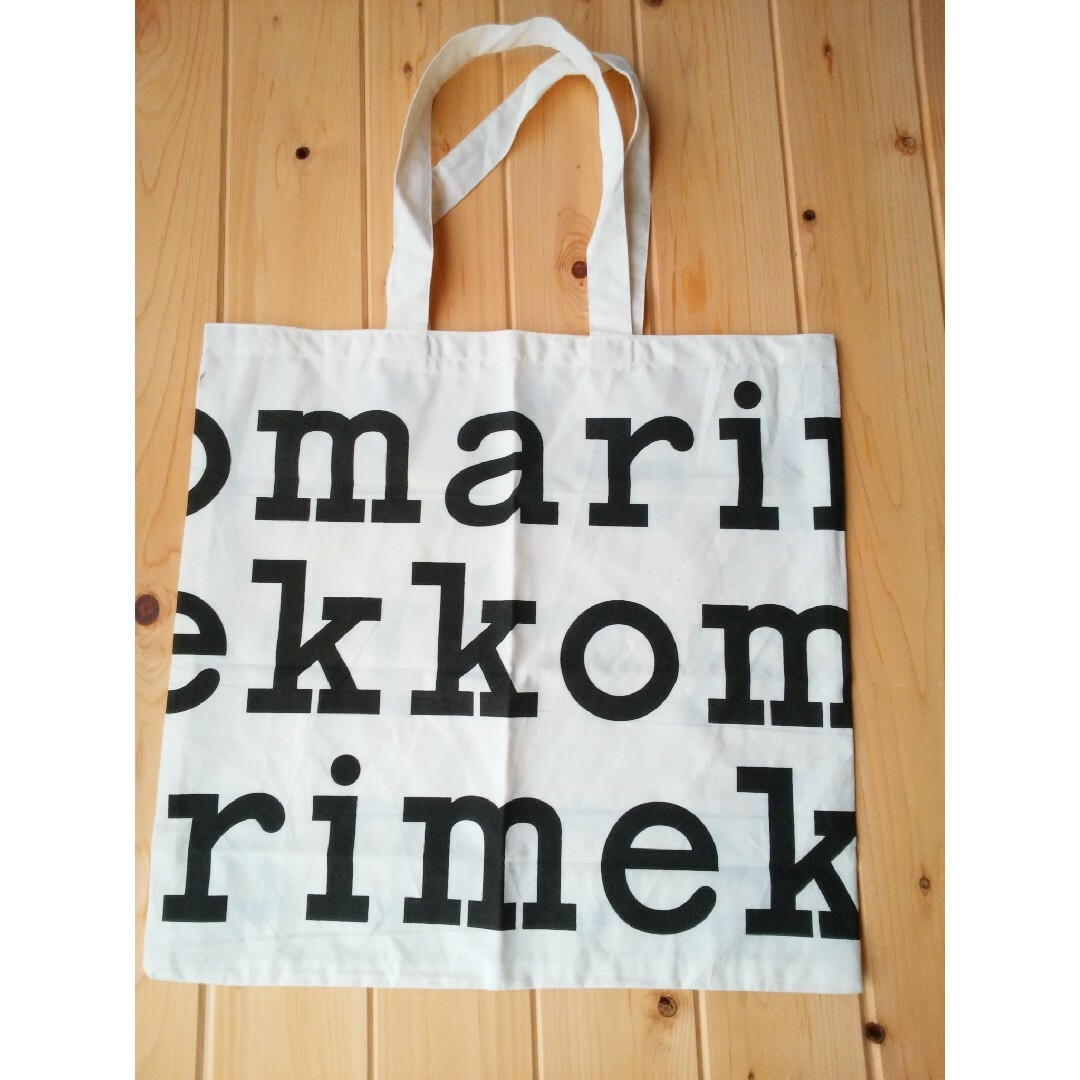 marimekko(マリメッコ)のマリメッコロゴバッグ 非売品 ノベルティブラックトートバッグ　marimekko レディースのバッグ(エコバッグ)の商品写真