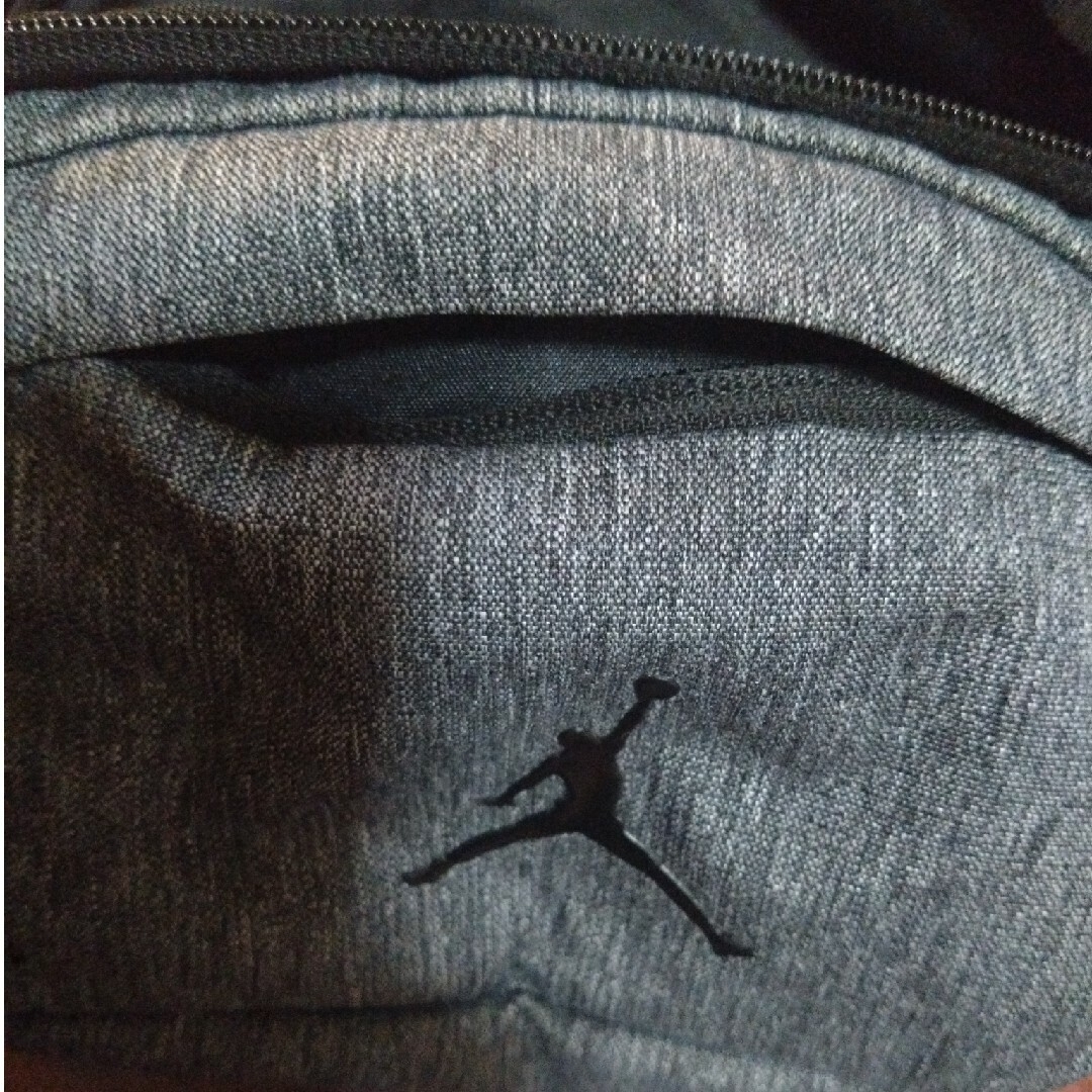 ジョーダンボディバッグ　グレー　美品 メンズのバッグ(ウエストポーチ)の商品写真