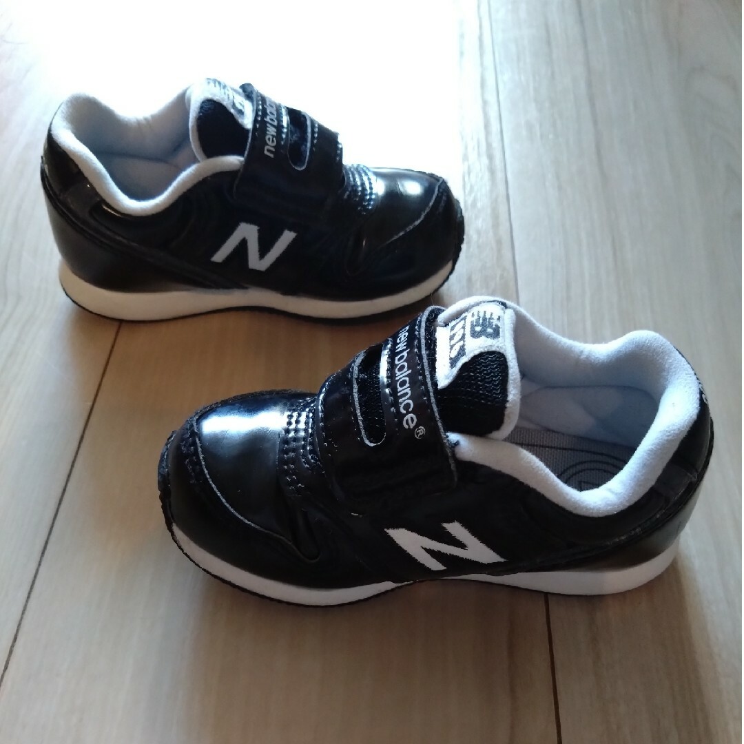 New Balance(ニューバランス)のベビーシューズ　エナメルブラック【new balance】 キッズ/ベビー/マタニティのベビー靴/シューズ(~14cm)(スニーカー)の商品写真