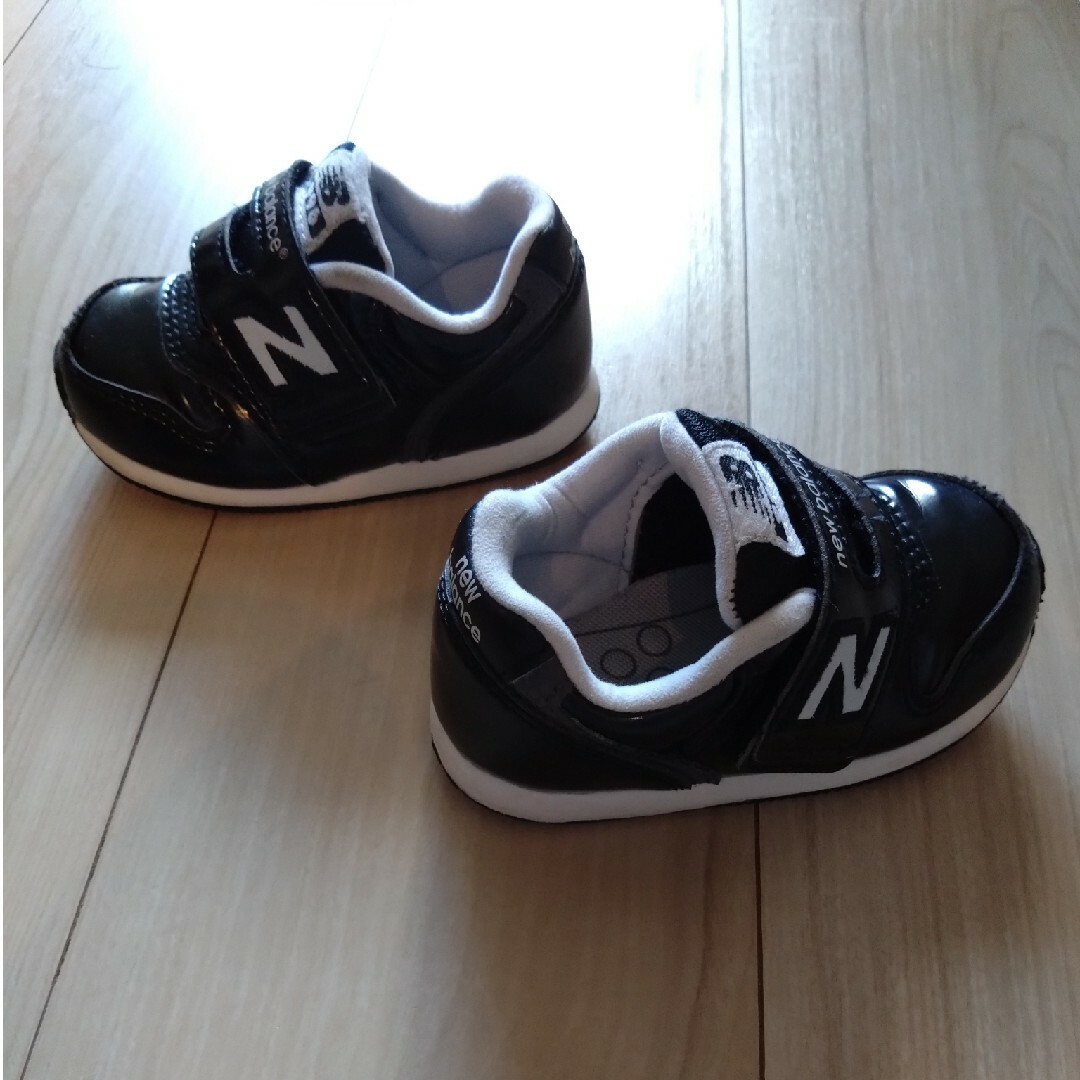 New Balance(ニューバランス)のベビーシューズ　エナメルブラック【new balance】 キッズ/ベビー/マタニティのベビー靴/シューズ(~14cm)(スニーカー)の商品写真